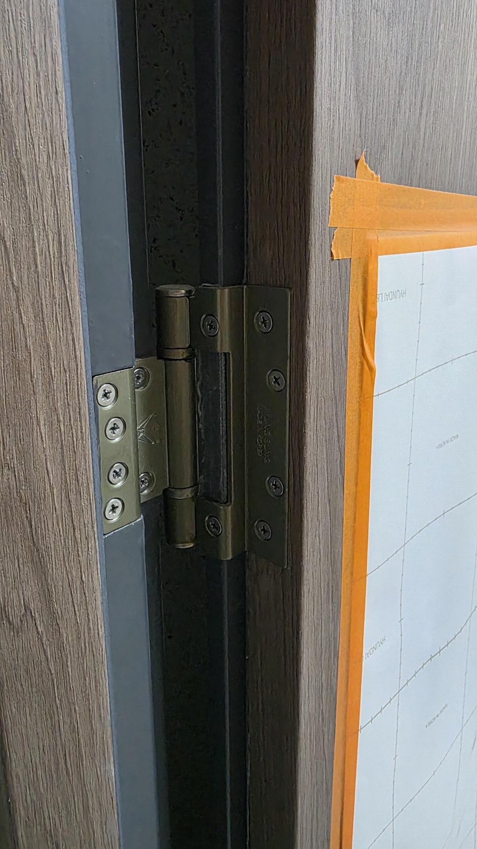 Testing an apartment entrance fire door after adjustment