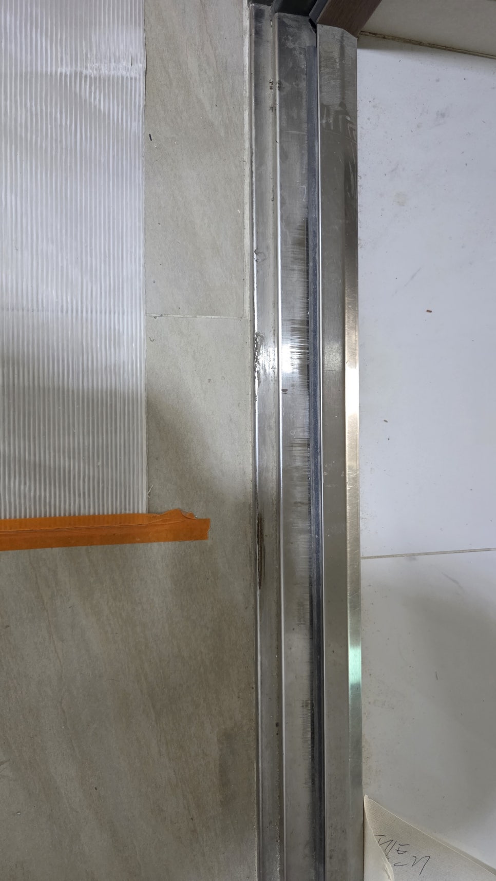 Inspecting and adjusting a fire door hinge