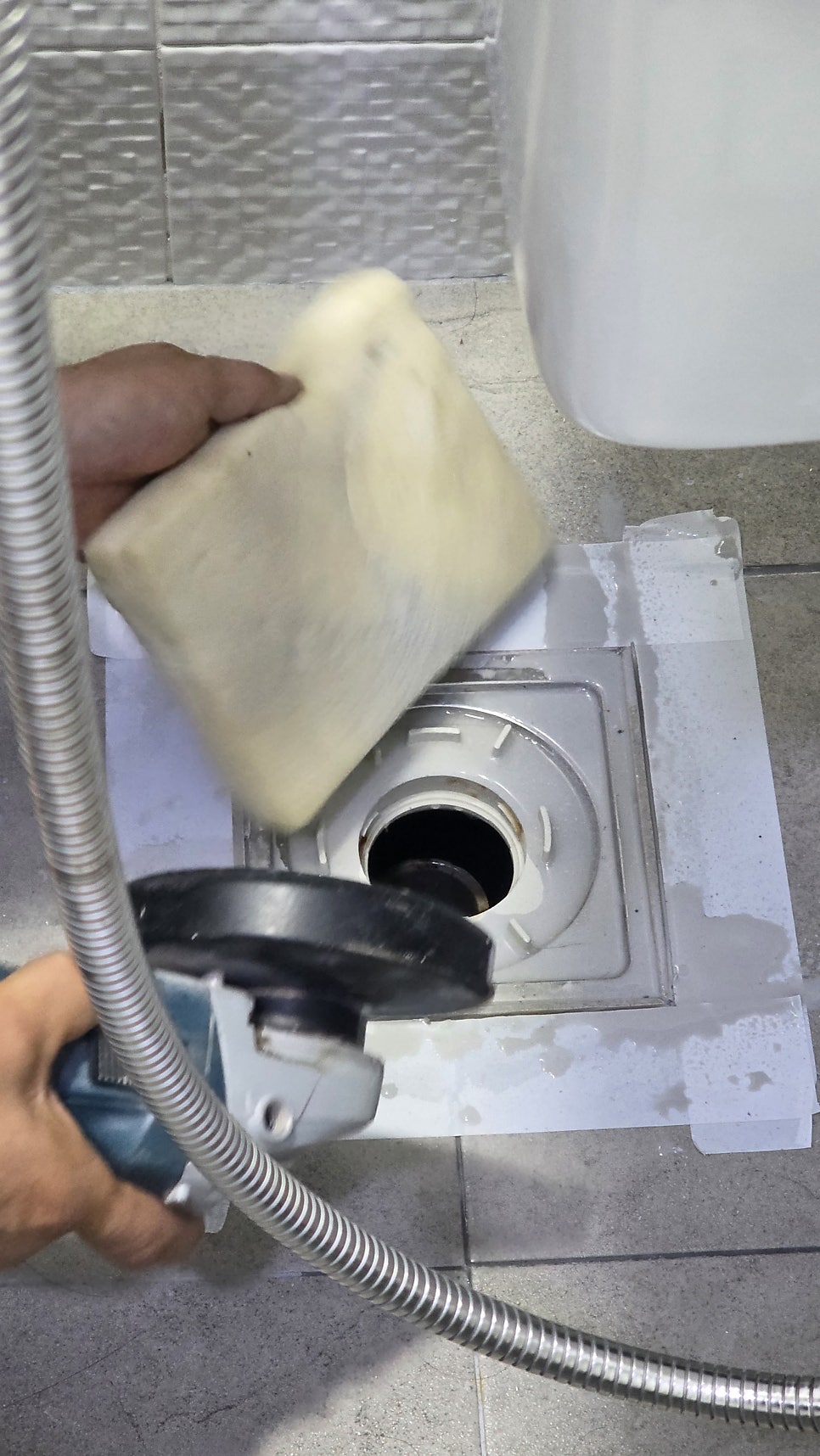 Bathroom drain connection repaired to stop a ceiling leak