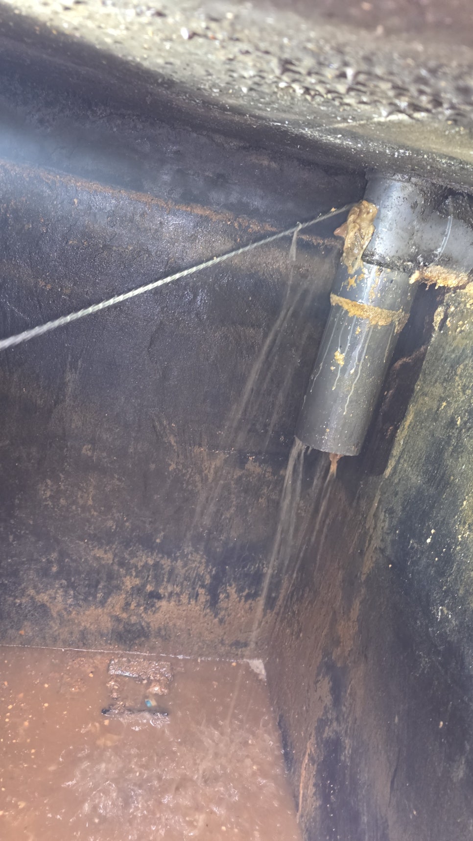 Drain-clearing equipment used after emptying a Korean apartment septic tank