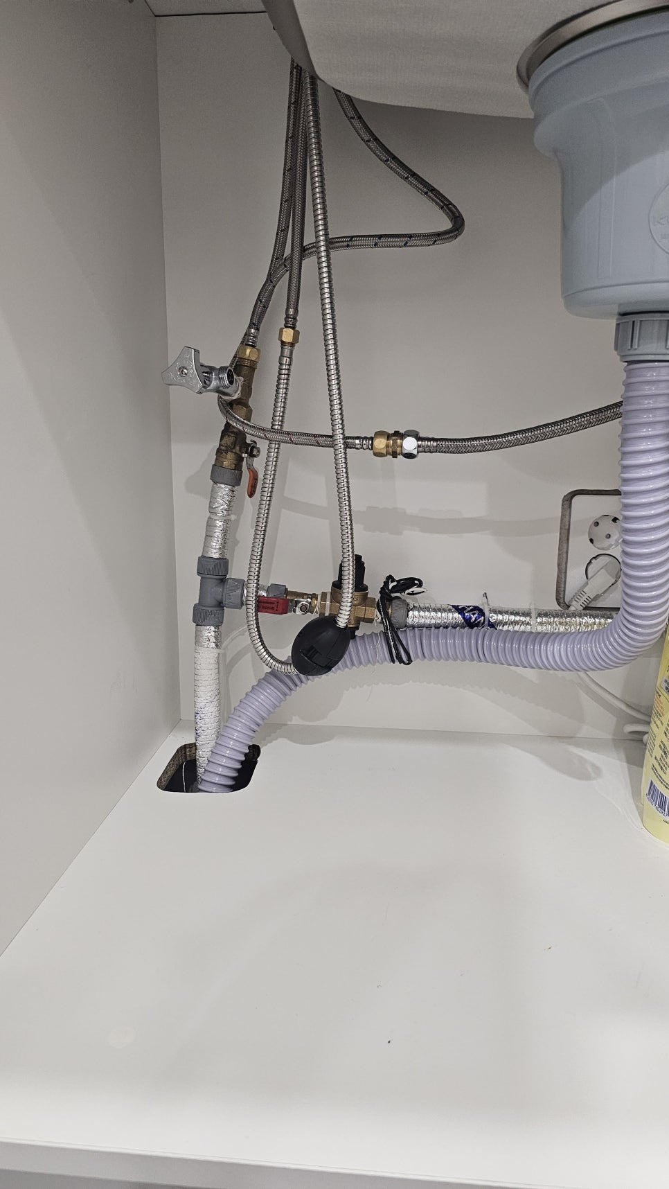 Wall-mounted water meter and neatly routed supply pipes in Korea